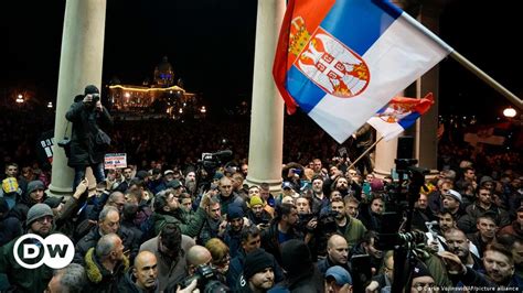 Serbia: Police fire tear gas at anti-government protesters – DW – 12/25/2023