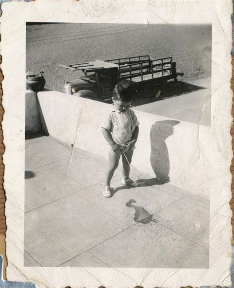 1941 Haciendo pis | Niño no identificado, todavía lo buscan.… | matvi | Flickr