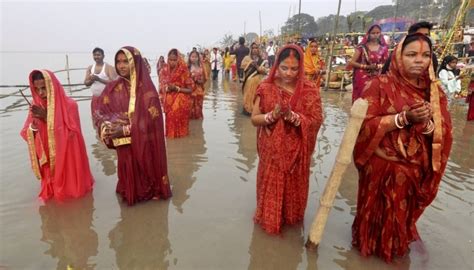 Chhath Puja 2020: Devotees perform Chhath rituals across India | In ...