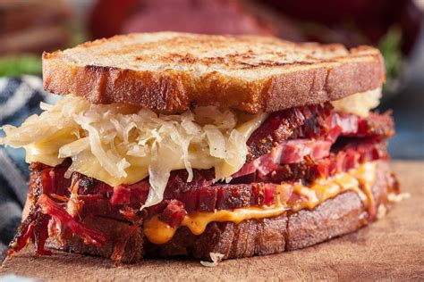 Classic Reuben Sandwich With Russian Dressing | RecipeLion.com