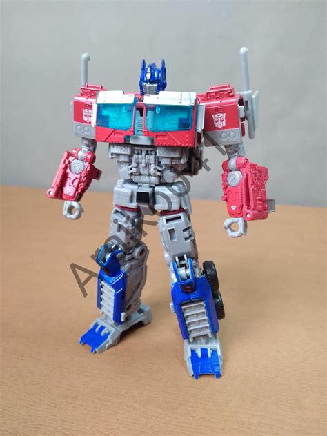 Transformers: Rise Of The Beasts Mainline Voyager Optimus Prime In-Hand Images - Transformers ...