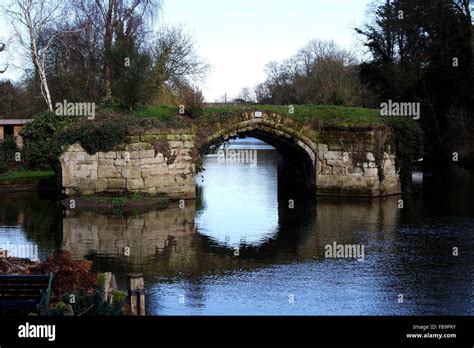 Ruined bridge over River Avon, near Warwick Castle Stock Photo - Alamy