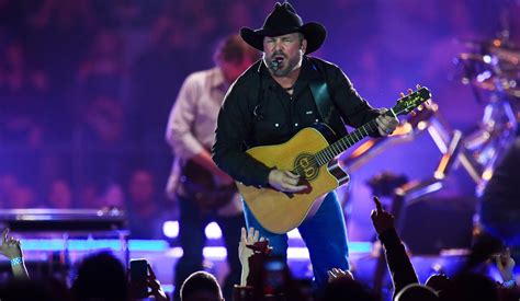 Review: Garth Brooks concert at U.S Bank Stadium in Minneapolis