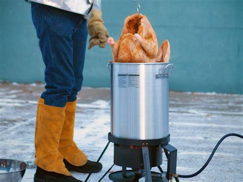 How to Fry a Turkey This Thanksgiving