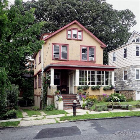 A house in North Riverdale, the Bronx. | Bronx house, Small dream homes ...