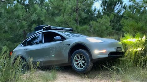 Una Tesla Model Y a prova di fango: la prova in off road