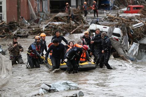 At least 40 killed as Turkey struggles to contain flash floods in north | Middle East Eye