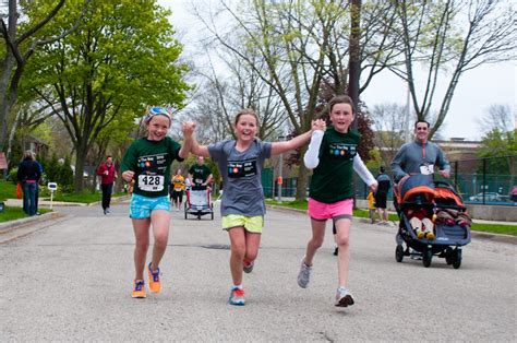 Hundreds 'Run the Bay' for Whitefish Bay Schools | Whitefish Bay, WI Patch