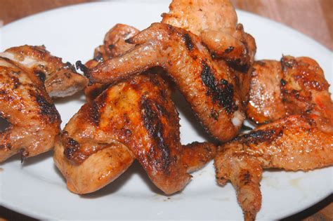 Cómo asar alitas de pollo a la parrilla: 7 pasos