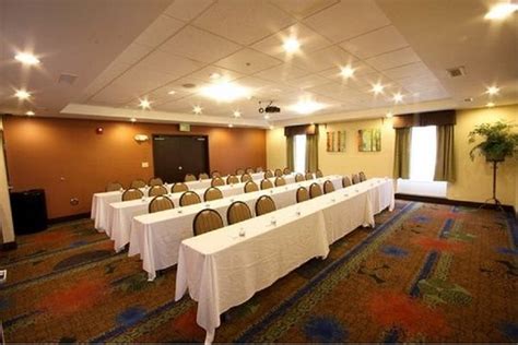 Holiday Inn Express Hotel & Suites Chicago-Algonquin $78 ($̶9̶4̶ ...