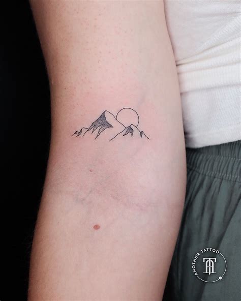 Sunset on the mountains tattoo | Küçük bilek dövmeleri, Dövmeli kadın, Güzel dövmeler