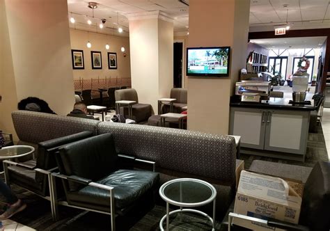 holiday-inn-express-chicago-magnificent-mile-breakfast-area-2 - Points ...