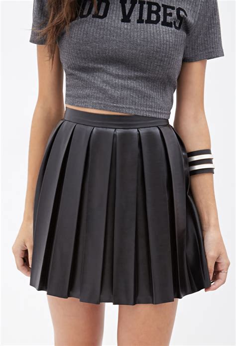 Forever 21 Faux Leather Pleated Skirt in Black | Lyst