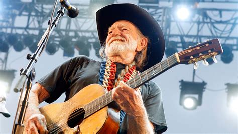 Podcast: Willie Nelson lucks into ‘Trigger’ guitar