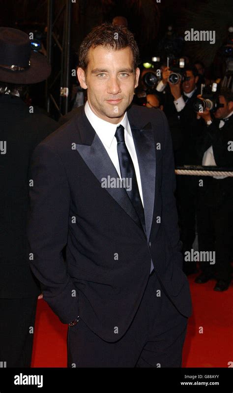 Clive owen sin city film hi-res stock photography and images - Alamy