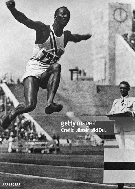 Jesse Owens 1936 Olympics Photos and Premium High Res Pictures - Getty ...