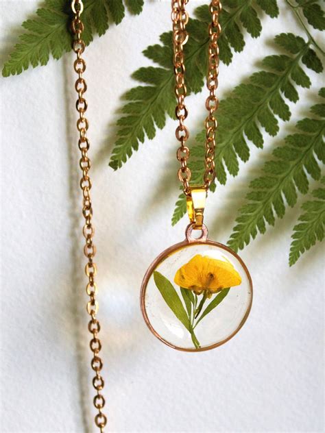 Pin by Artist Elbegzaya on Resin Pendant in 2020 | Pressed flower necklace, Flower necklace diy ...