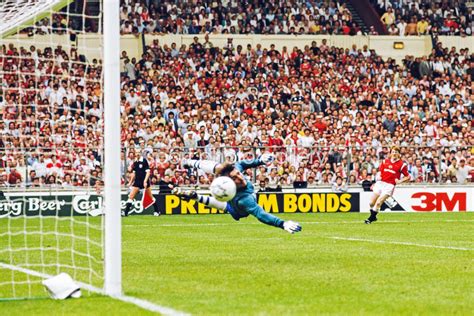 Norman Whiteside scores winner Manchester United v Everton FA Cup Final ...