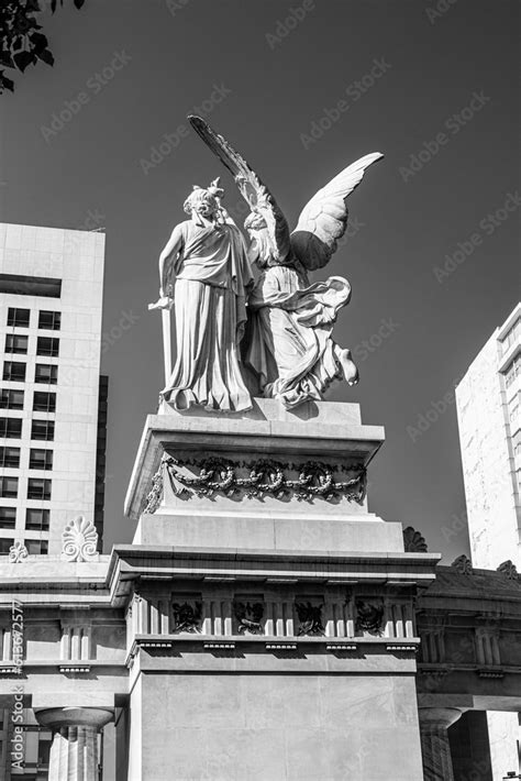 Detrás del Monumento de los niños héroes de la Ciudad de México Stock ...