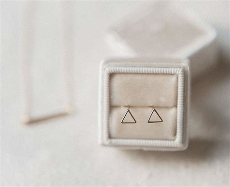 26 Pieces Of Minimalist Jewelry As Beautiful As They Are Simple