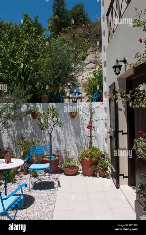 Patio in Mediterranean garden Stock Photo - Alamy