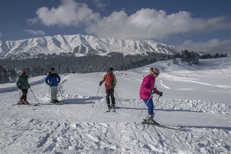 Tourists make way to the snow filled Kashmir resorts again | Travel ...