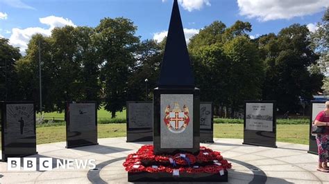 War memorial for Tidworth's fallen soldiers unveiled - BBC News