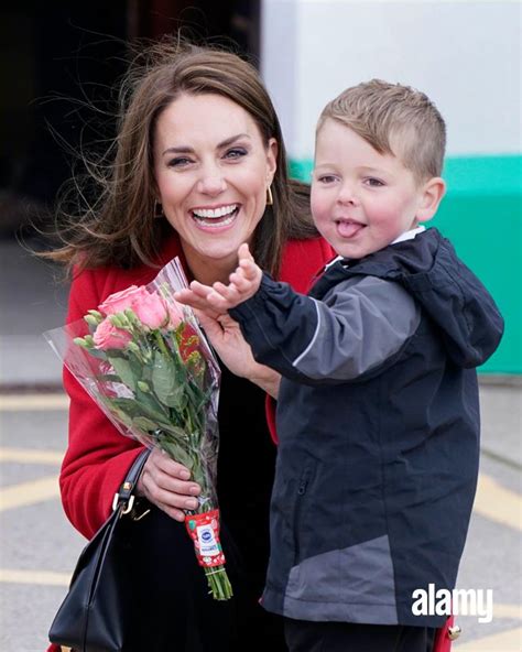 Alamy Editorial on Twitter: "The Princess of Wales receives a posy of flowers from four-year-old ...