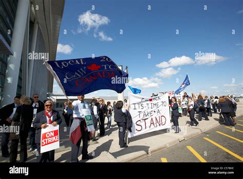 air canada staff on strike picketing Toronto Pearson International Airport Ontario Canada Stock ...