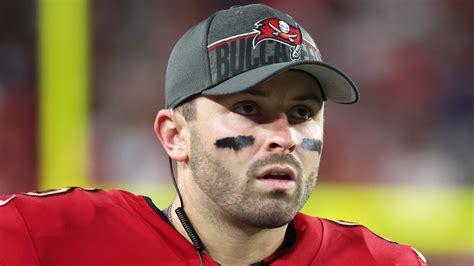 Baker Mayfield suffers apparent injury late in Buccaneers' loss