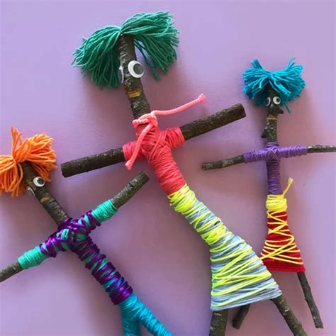 STICK FAMILY - Mini Mad Things | Craft stick crafts, Pinecone crafts ...