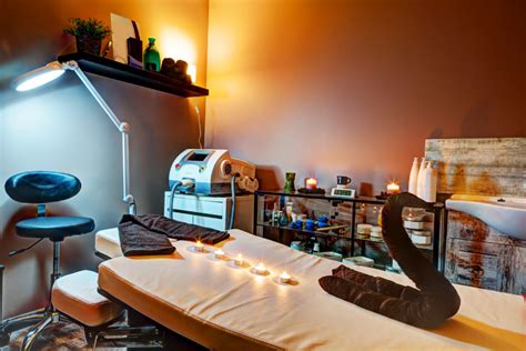 How to Find the Best Esthetician School in Illinois - Trades For Careers