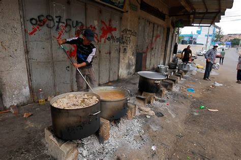 Gazans serve up street food for hundreds forced to flee homes