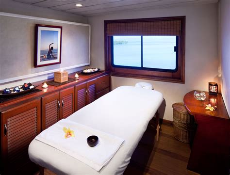 File:Safari Voyager - Massage Room.jpg - Wikimedia Commons