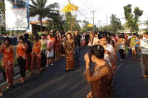 Lombok Culture | Nyongkolon, traditional weeding ceremony in Lombok