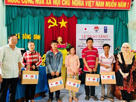 500 poor households receive basic requirements for prevention of COVID-19 in Binh Thuan province
