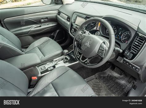 Mitsubishi Outlander Image & Photo (Free Trial) | Bigstock