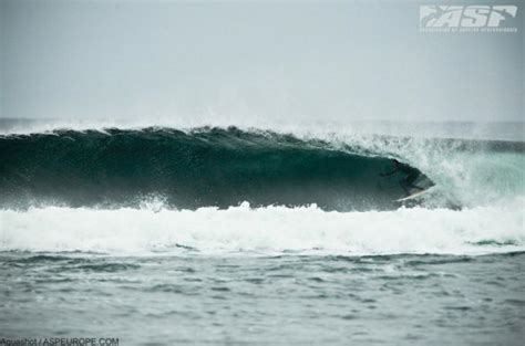 Cold Water Barrels at Thurso : Surfing Pictures