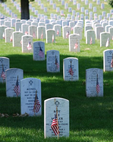 File:Graves at Arlington on Memorial Day.JPG - Wikimedia Commons