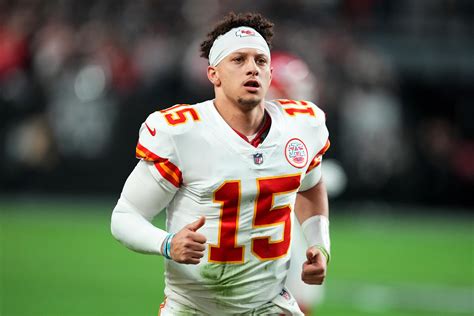 NFL fans shed tears and prayed for Patrick Mahomes after the ...
