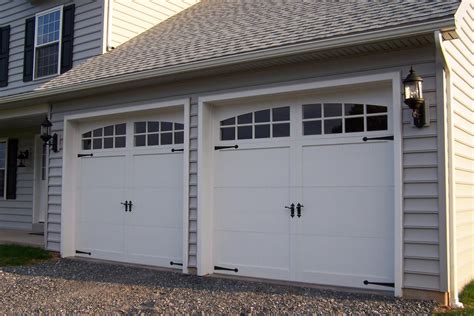 File:Sectional-type overhead garage door.JPG - Wikipedia