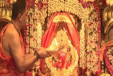 Ganesh Chaturthi: Aarti' performed at Mumbai's Siddhivinayak Temple ...