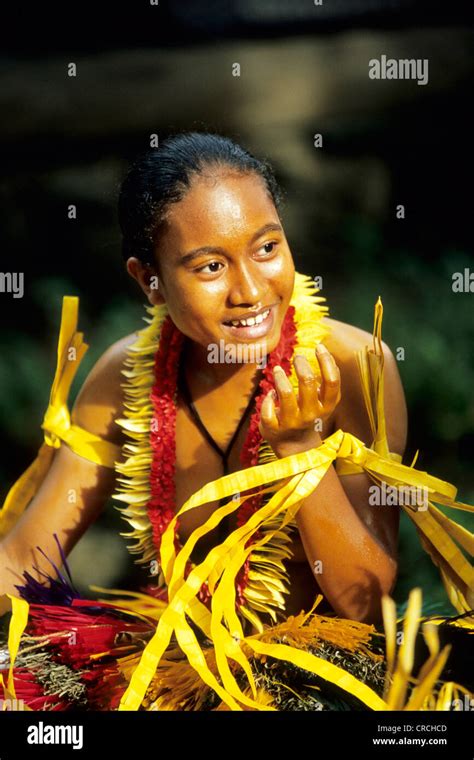 Traditional clothing micronesian hi-res stock photography and images - Alamy