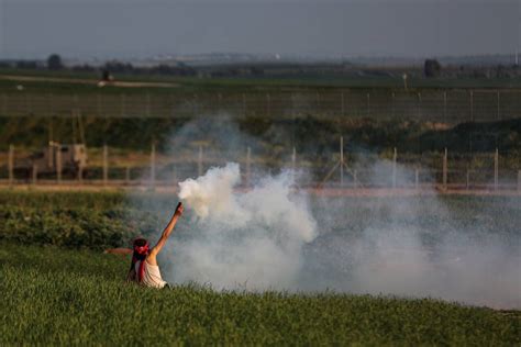 Israeli forces intervene in Palestinian protesters at Gaza border – Middle East Monitor