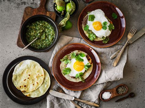Huevos rancheros with salsa verde | Recipe with Video | Kitchen Stories