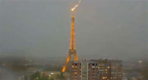 Spectacular images of lightning striking the Eiffel Tower - ABC News