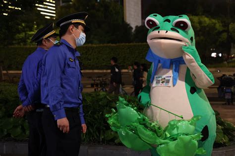 China’s Frog Craze: Why People in Frog Costumes Invading the Streets? | The World of Chinese