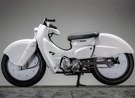 K-SPEED's custom honda cub 'COMBAT' revs with large hooded tires and rotating exhaust