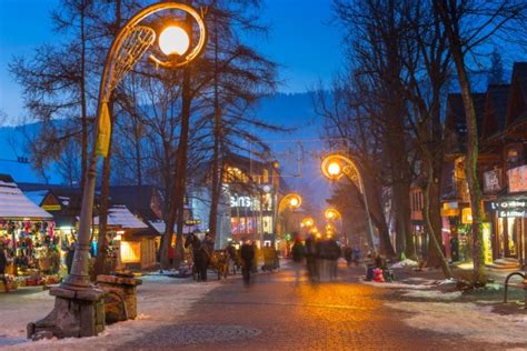 Famous Krupowki street in Zakopane at winter time – Stock Editorial ...