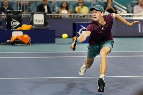 Jannik Sinner stuns top-ranked Carlos Alcaraz in Miami Open semifinals